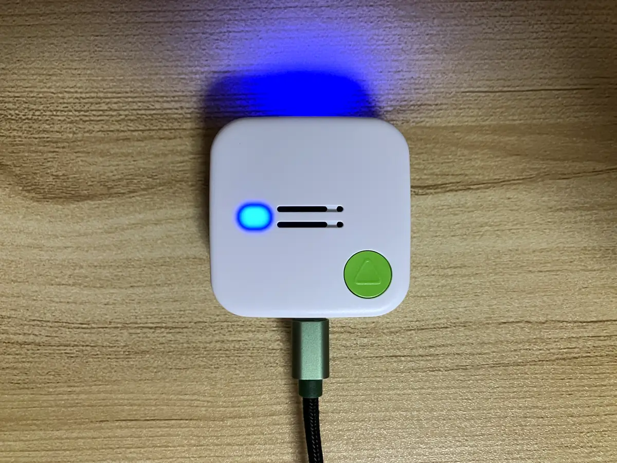 充電完了時に青く光るLEDランプ
